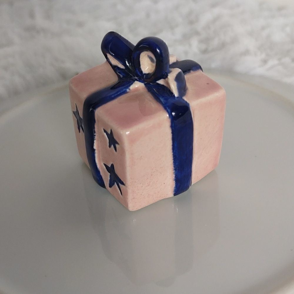 Goebel Porcelain Miniature Gift Box - Picture 4 of 5
